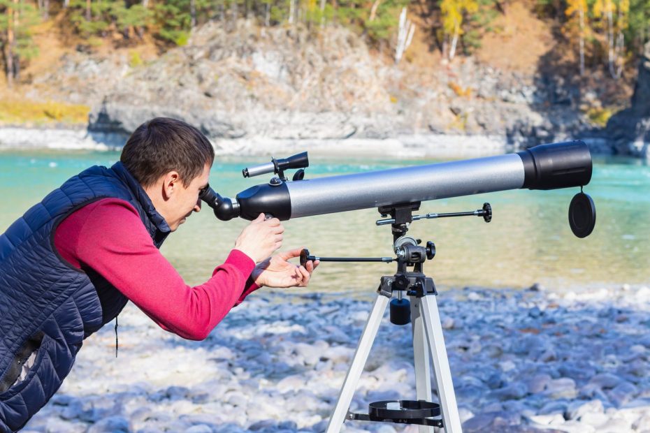 Passionné d’astronomie observant le ciel nocturne avec un télescope