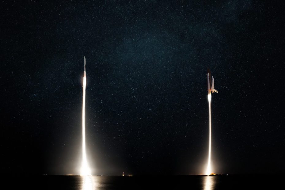 Une fusée se sépare de son premier étage pendant son ascension dans l’espace.