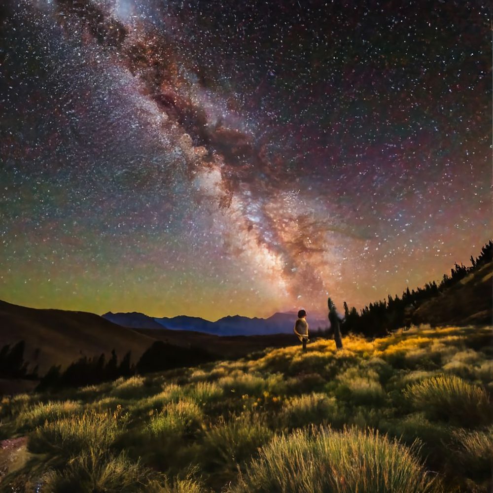 Amateurs d’astronomie installés près d’un observatoire français pour observer la Voie lactée.