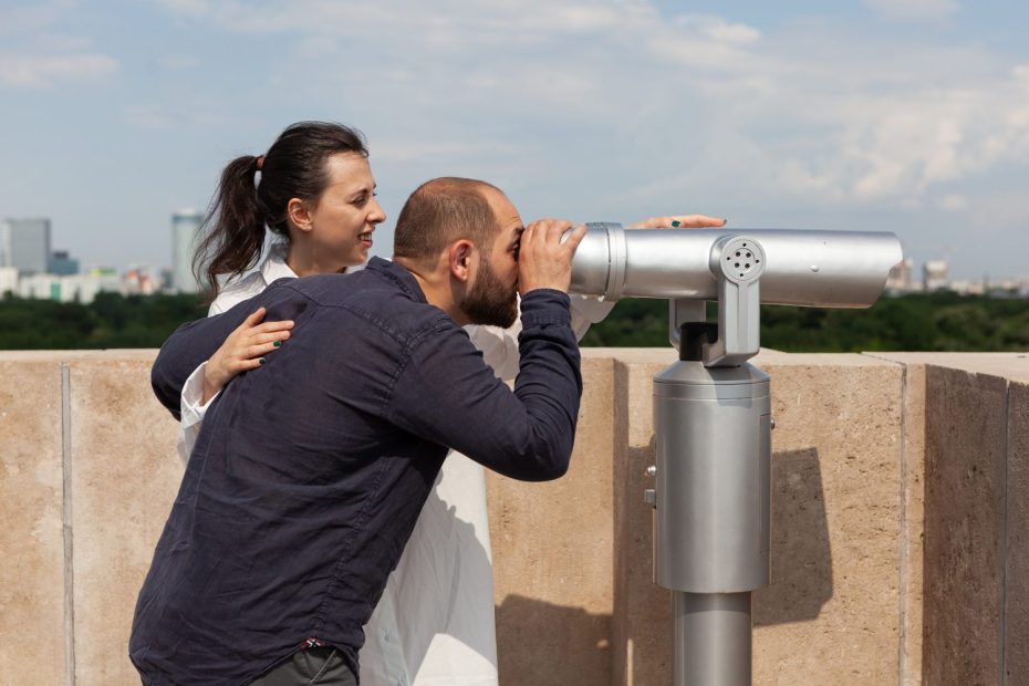 Amateur astronome comparant un télescope et une lunette astronomique installés sous un ciel étoilé.