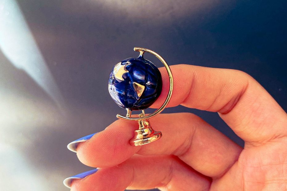 Bijou inspiré de l’astronomie présenté comme idée cadeau pour un passionné des étoiles.