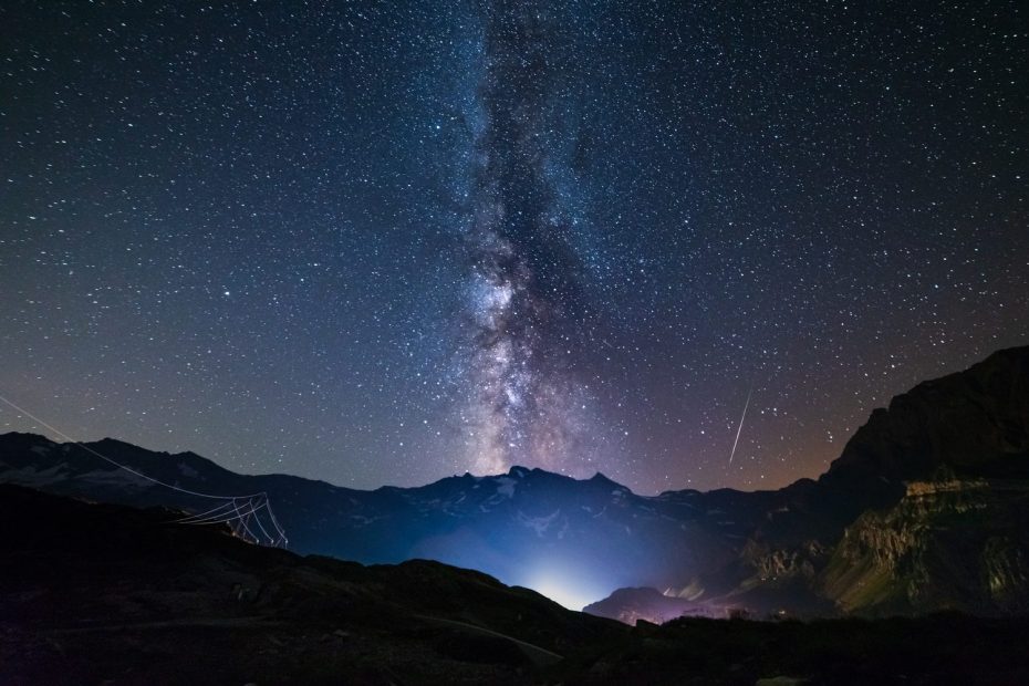 Voie lactée au-dessus des montagnes françaises par une nuit claire.